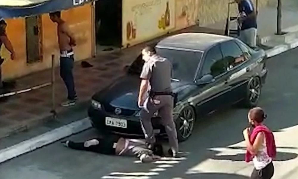 Βραζιλία: Αστυνομικός πατά γυναίκα στον λαιμό (βίντεο)